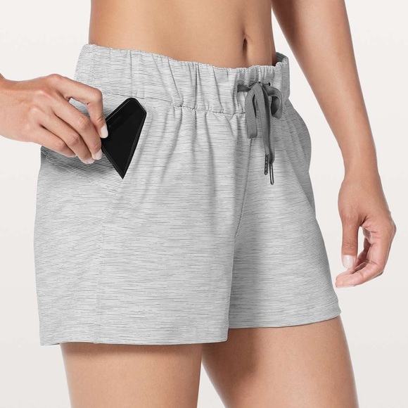 Lululemon On The Fly Short 2.5" Wee Are From Space / Alpine White - Size 8 - Picture 4 of 9